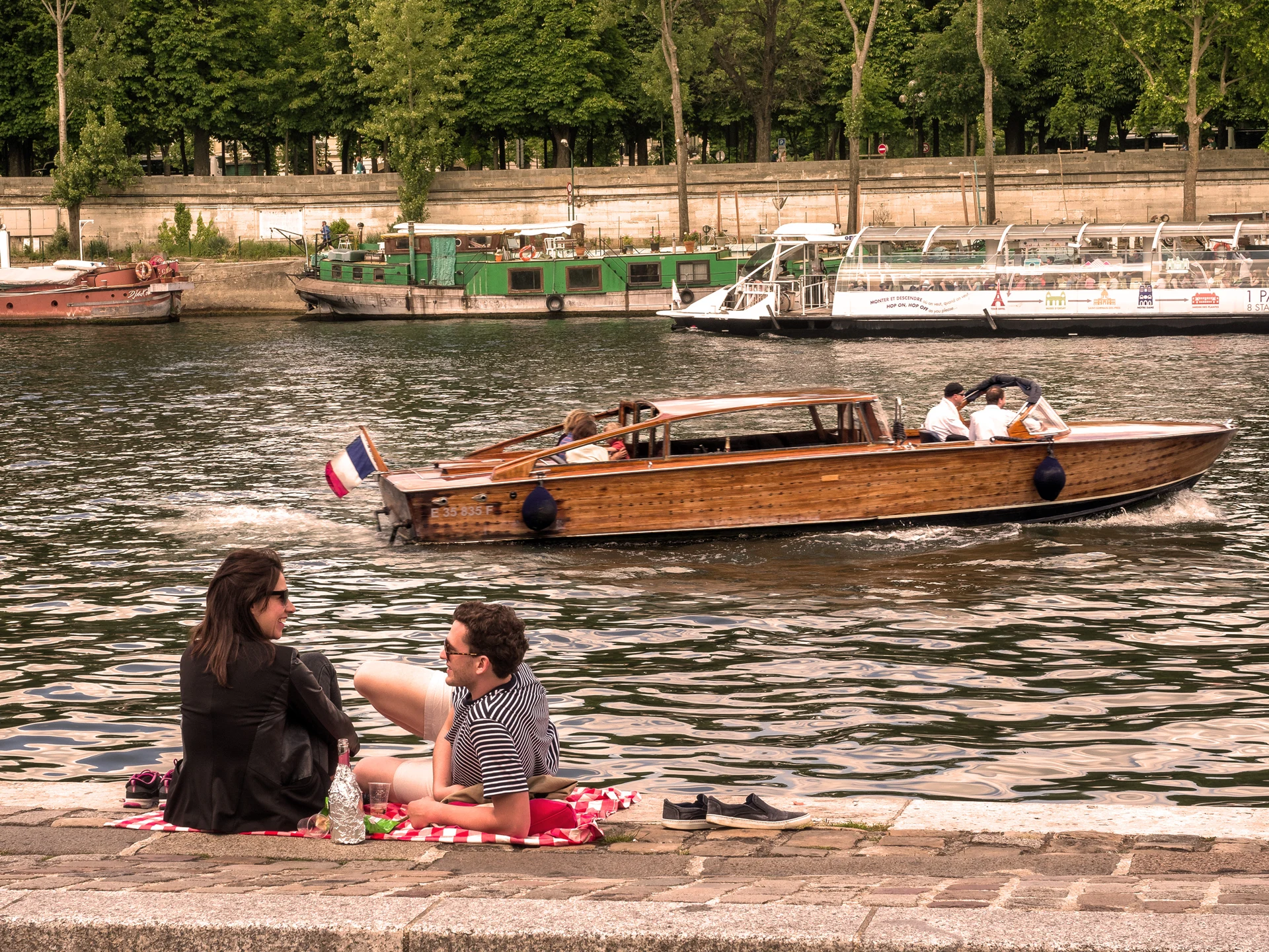 Paris Tourisme — PONT CONCORDE_Couple Picnic_01